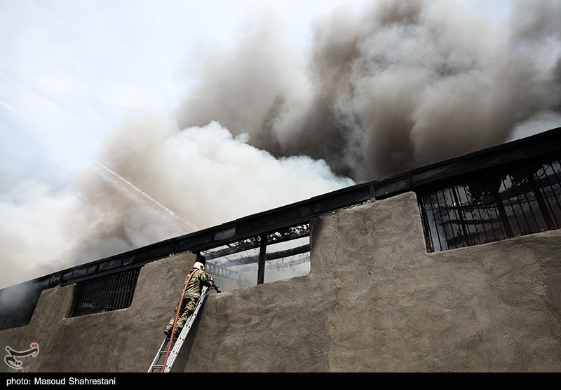 آتش‌سوزی گسترده در انبار بزرگ خیابان گمرک/ اعزام ۷ دستگاه آمبولانس و اتوبوس آمبولانس + فیلم و تصاویر